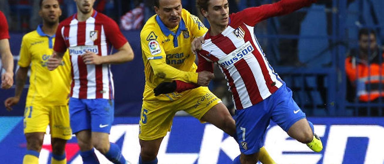 El centrocampista teldense Roque Mesa agarra a Griezmann.
