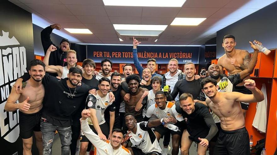 Celebración por todo lo alto en el vestuario del Valencia CF