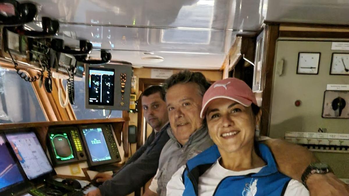 Lorena Domínguez, con su padre, Manuel, y su hermano Manuel Antonio, a bordo del 'Novo Cazador'.