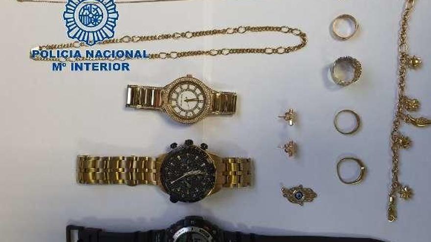 Algunas de las joyas recuperadas por la Policía Nacional que habían sido robadas en la joyería de la cadena Cuétara en Oviedo.