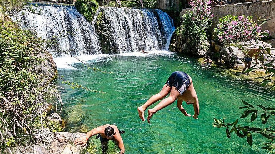 La Policía Local salva a dos turistas en la zona más profunda de las fuentes del Algar