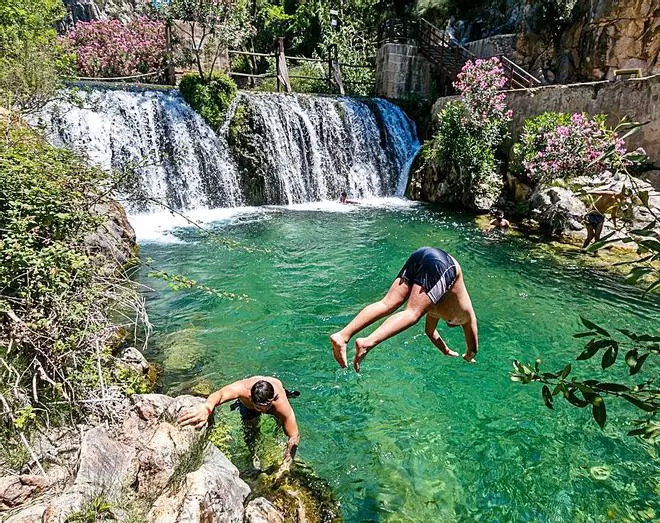 La Policía Local salva a dos turistas en la zona más profunda de las fuentes del Algar