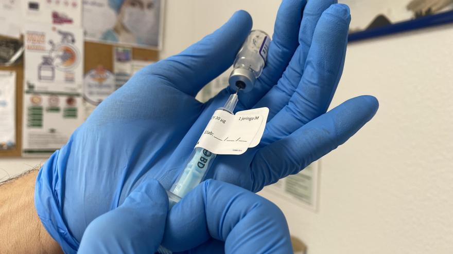 Comienza el ensayo de la vacuna española Hipra en el Hospital Regional de Málaga