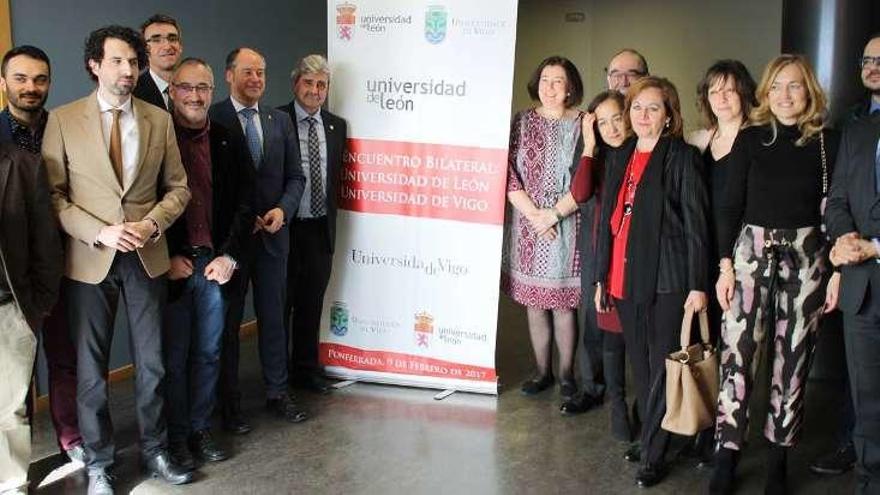 Mato y García, con sus equipos de gobierno, en Ponferrada.