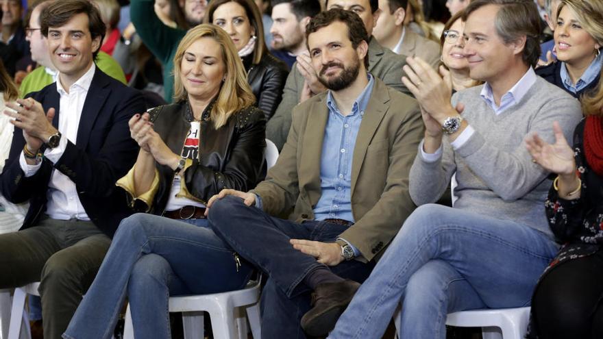 Pablo Casado, en el medio, durante la convención del PP en Murcia