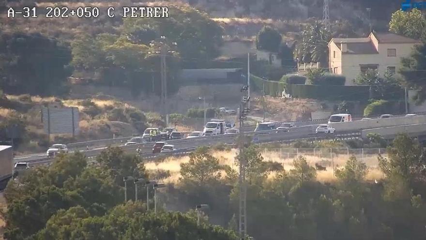 Atasco en la A-31 a su paso por Petrer por un accidente
