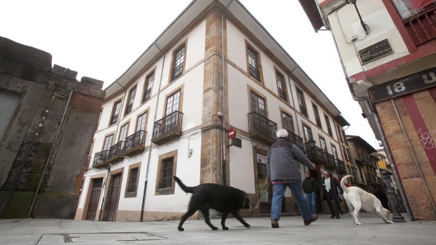 Un hombre pasea con su perro por el casco antiguo de Oviedo