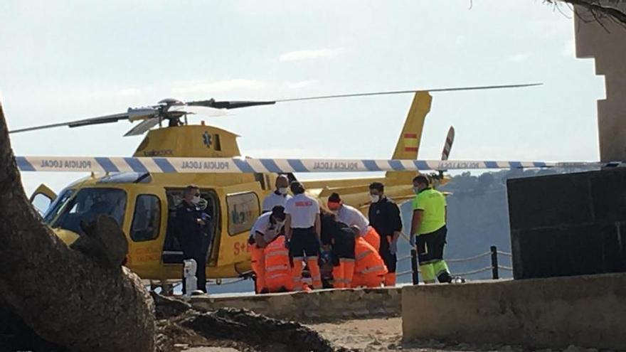 Los médicos y sanitarios estabilizan al herido antes de evacuarlo en el helicóptero medicalizado