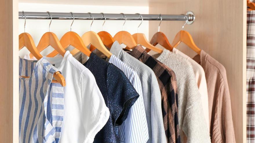 Organiza tu armario como un profesional: descubre los diferentes tipos de perchas y sus usos