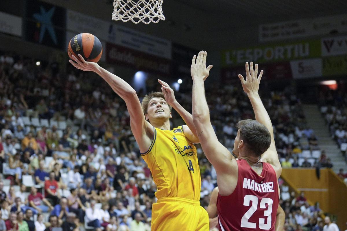 Lammers entra a canasta ante Sergi Martínez, del Bàsquet Girona Lammers entra a canasta ante Sergi Martínez, del Bàsquet Girona