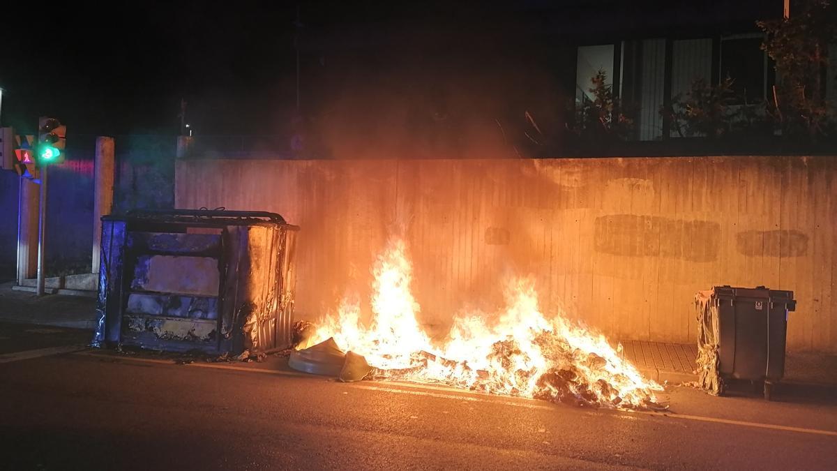 Contenidors cremant durant la nit de dimecres al carrer Sant Antoni Maria Claret de Manresa