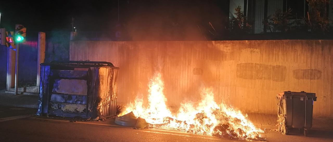 Contenidors cremant durant la nit de dimecres al carrer Sant Antoni Maria Claret de Manresa