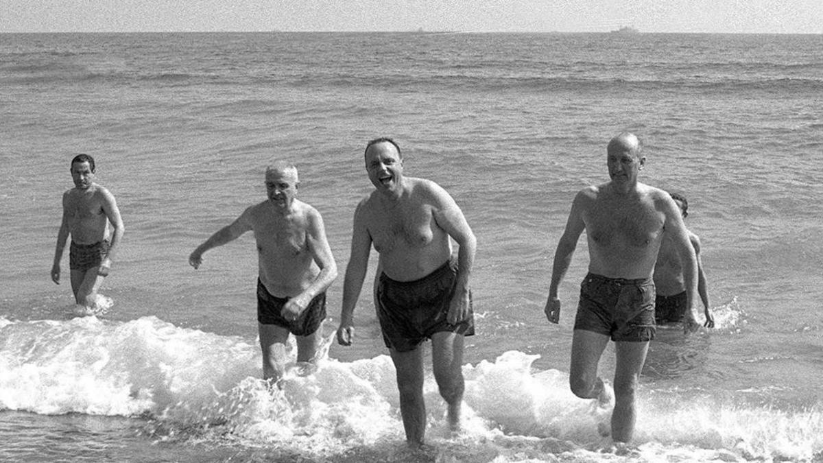 El ministro Manuel Fraga y el embajador estadounidense se bañan en la playa de Palomares, en 1966.