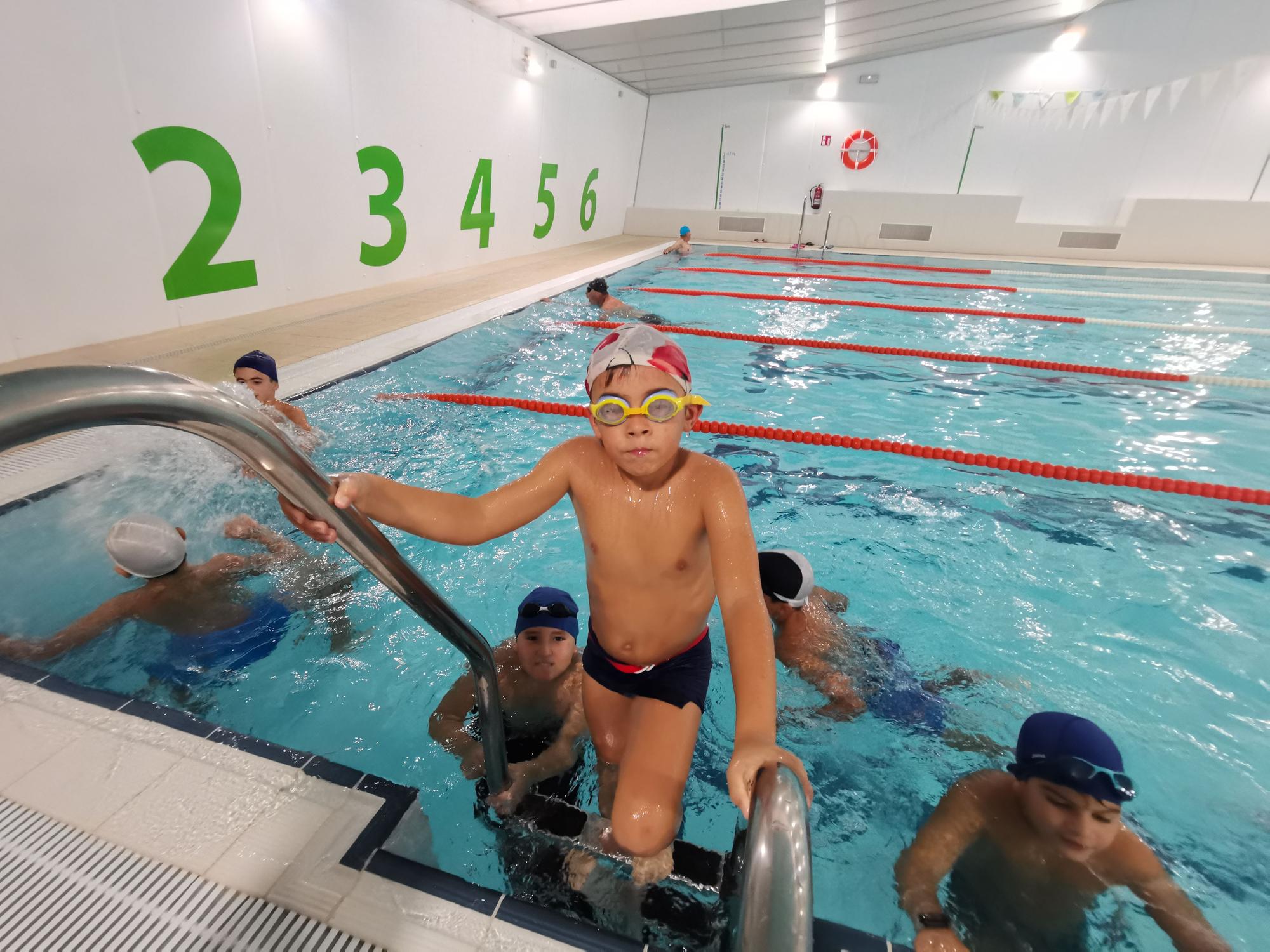 Inicio de los cursos de natación en la piscina de As Lagoas, en Bueu