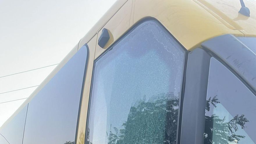 FOTOS | Varios autobuses del TIB reciben pedradas el primer día de huelga de conductores