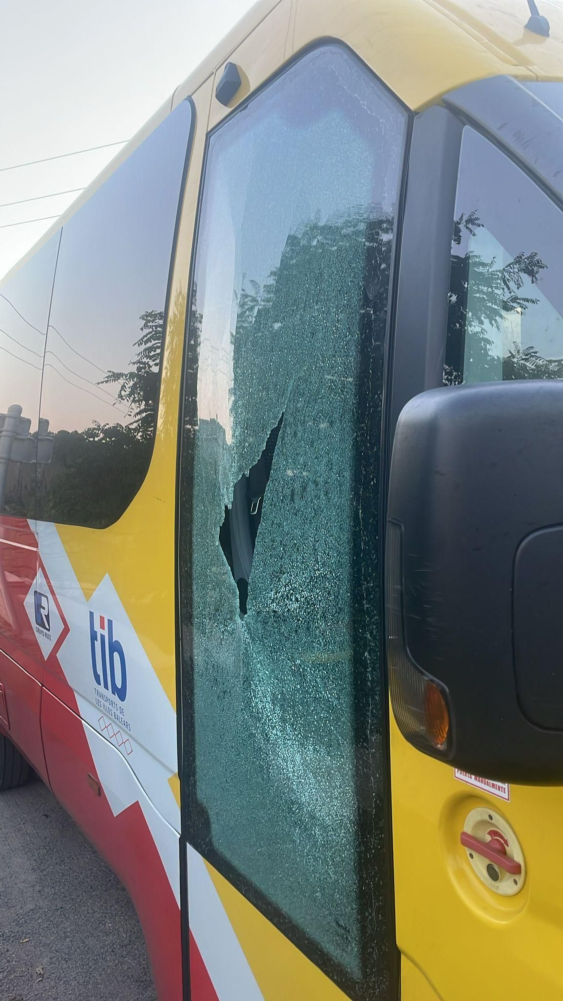 FOTOS | Varios autobuses del TIB reciben pedradas el primer día de huelga de conductores