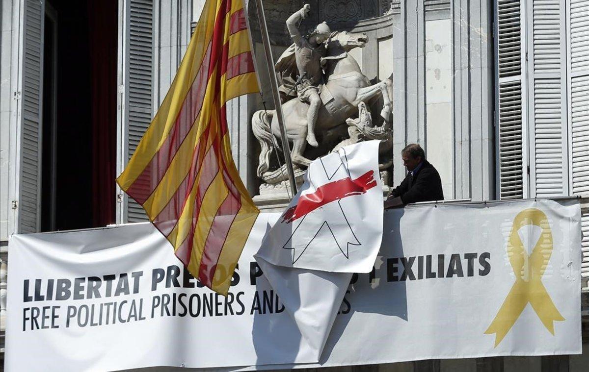 zentauroepp47454937 city hall officials remove a banner reading  free political 190322125115