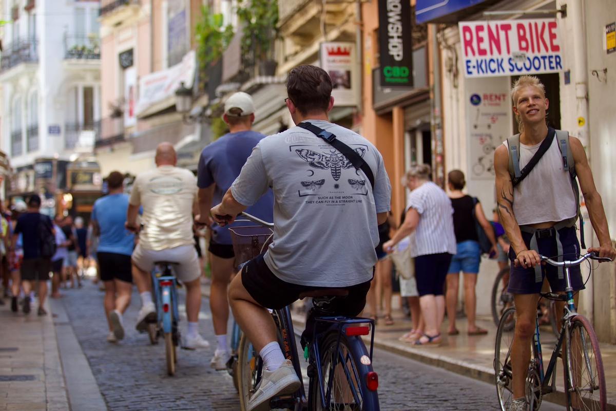 Turistas en bicicleta en el centro de València