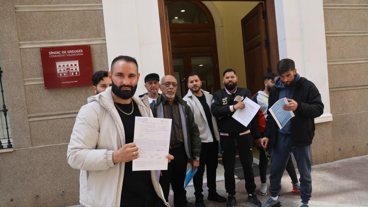 Los vecinos afectados por el incendio han presentado este lunes una queja ante el Síndic de Greuges