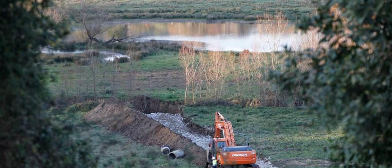 Obras de construcción de la laguna artificial junto al embalse de San Andrés de los Tacones.