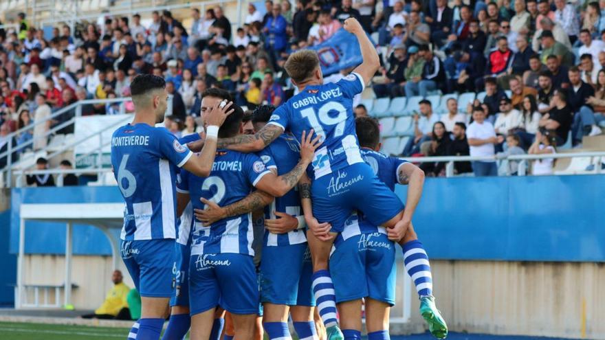 Jugadores del Lorca Deportiva celebran uno de los goles ante el Alcantarilla. | LORCA DEPORTIVA