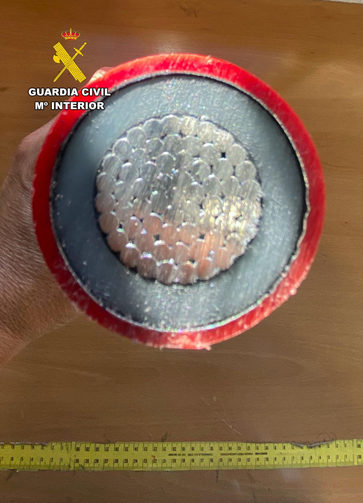 Una muestra del interior de los cables robados.