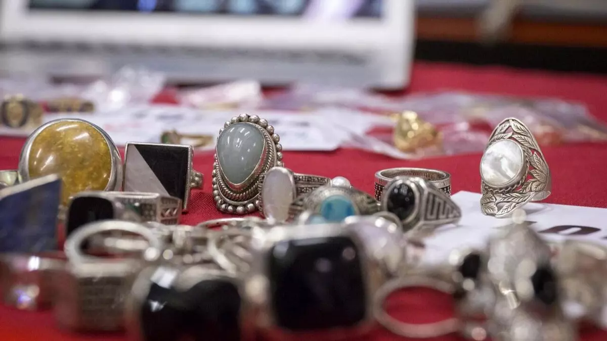 El Ayuntamiento saca a subasta casi 3.600 joyas y relojes olvidados para darles una segunda vida