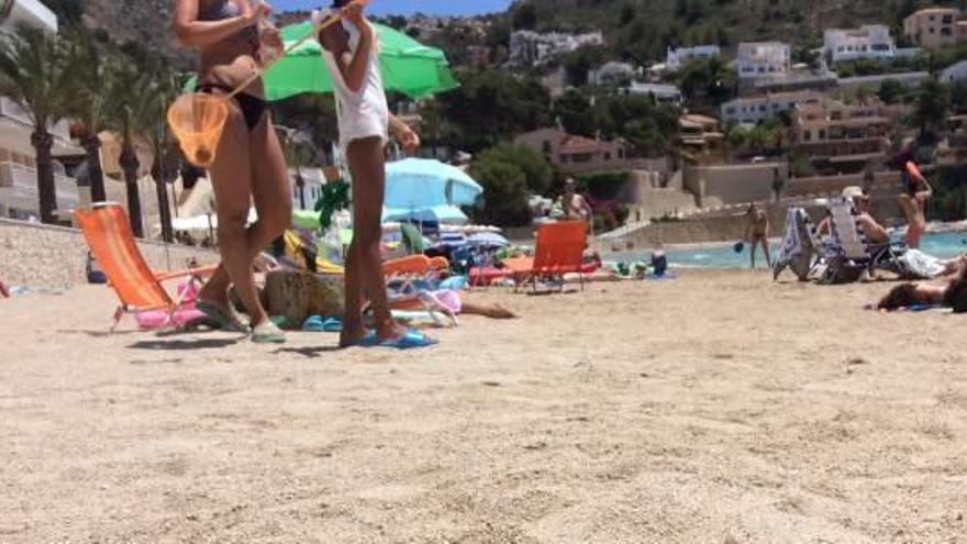 La playa del Portet de Moraira se queda de gravilla