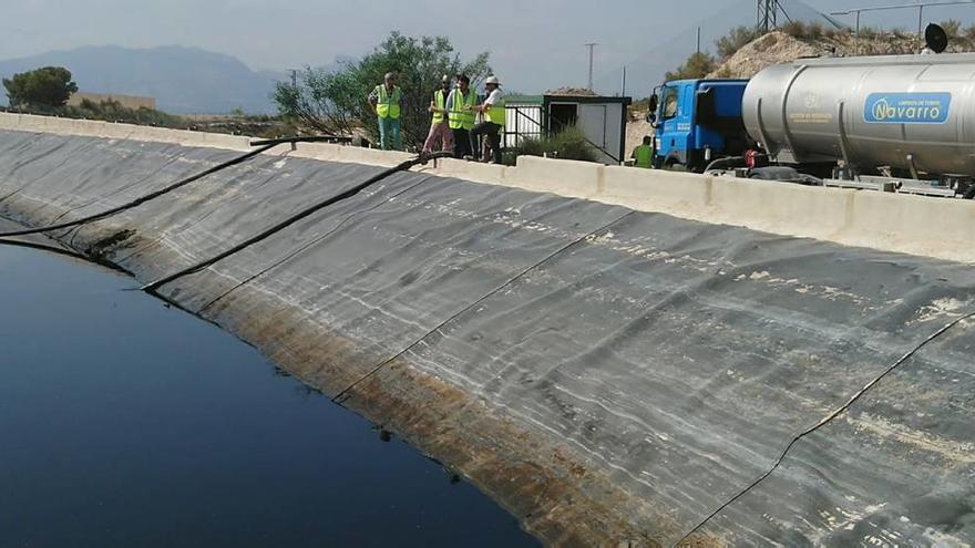 El depósito de almacenamiento de lixiviados de Abanilla ha empezado a ser vaciado.