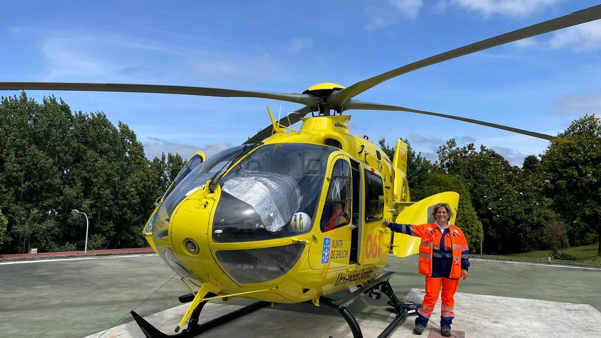 Charo García Rúa, junto a un helicóptero del 061.