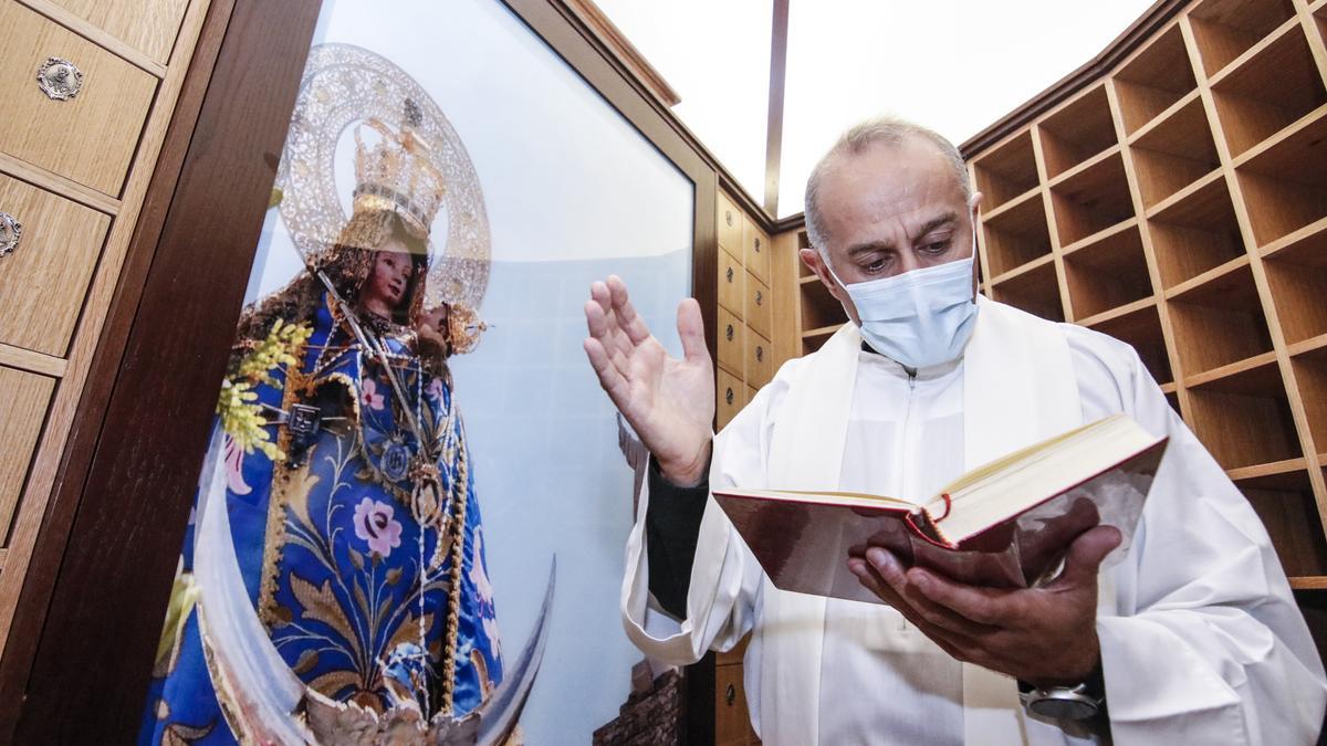 El administrador diocesano, Diego Zambrano, ayer en el columbario.