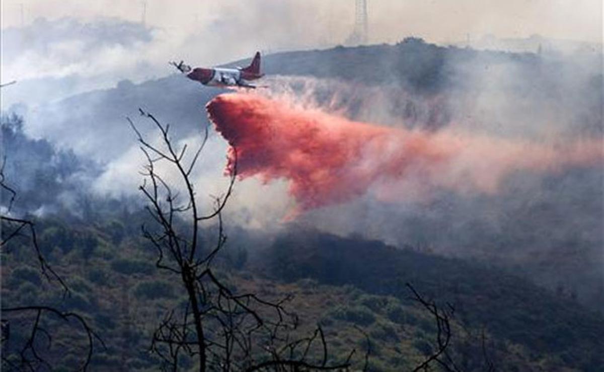 Un avió cisterna actua en un incendi forestal a Chino Hills State Park, a Brea (Califòrnia).