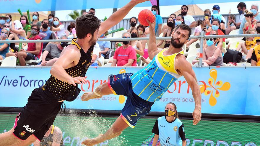 Jugadores practicando balonmano playa