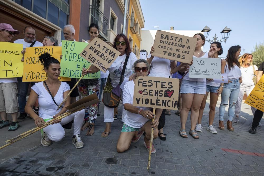 Vidreres celebra els correbous entre les protestes dels animalistes