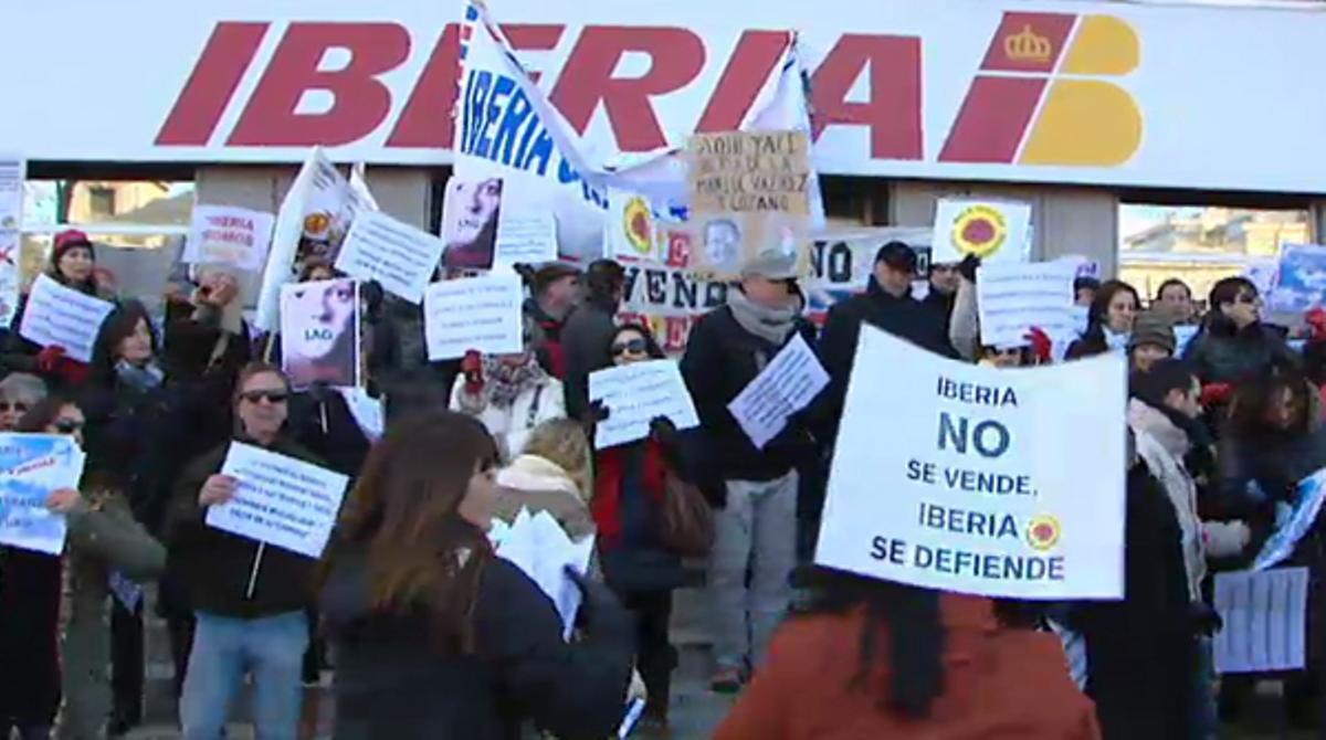 Els treballadors responen a Iberia amb una vaga.