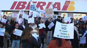 Els treballadors responen a Iberia amb una vaga.