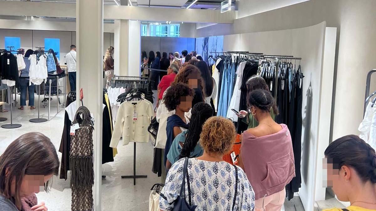 Colas en una tienda de Zara en A Coruña el primer día de las rebajas de verano de 2025.