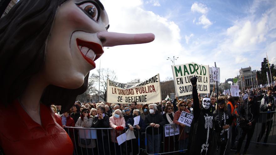 Cientos de miles de personas piden a Ayuso que no "desmantele" la sanidad pública