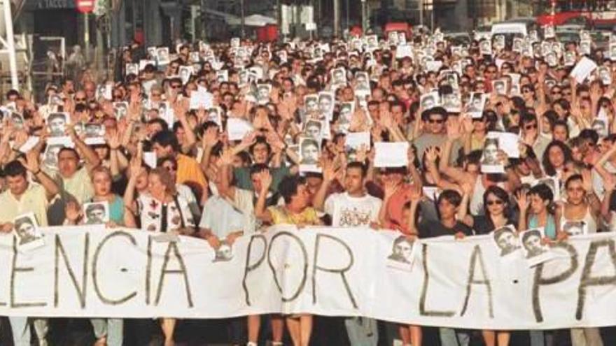 Los valencianos salieron a la calle para condenar el asesinato de Miguel Ángel Blanco en 1997.