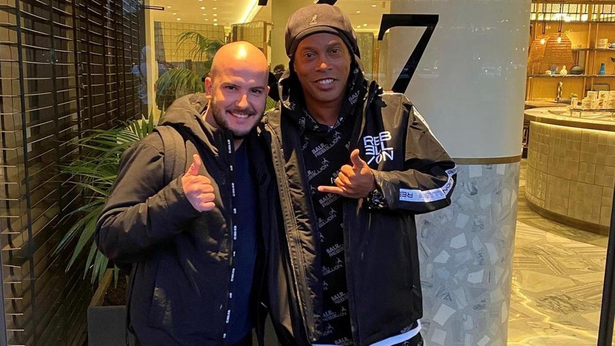 El chef Víctor Pardo con Ronaldinho la semana pasada en el restaurante La Bonaigua