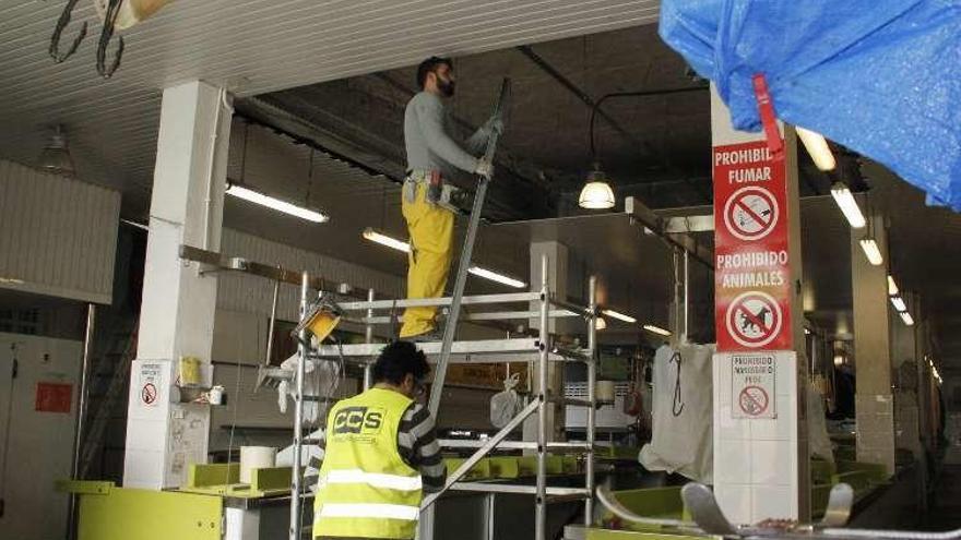 Operarios, ayer, en un andamio dentro de la plaza. // S. Álvarez