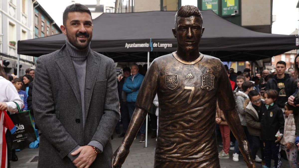 David Villa, junto a su escultura, en La Felguera. | LNE