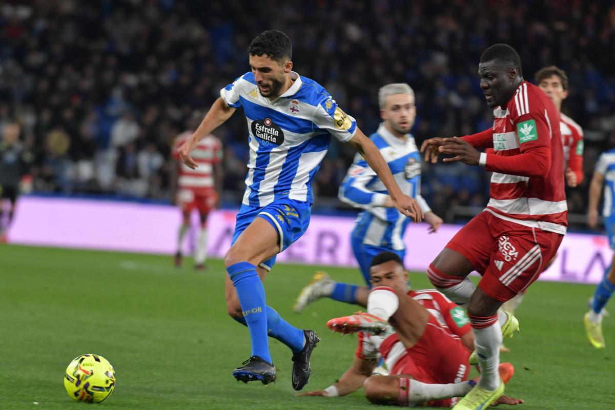 Un Dépor estéril cae ante el Granada en Riazor (0-2)