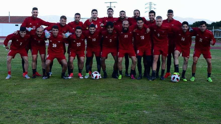 La plantilla alondrista en el último entrenamiento de la semana pasada antes de viajar a Portugalete. // GN