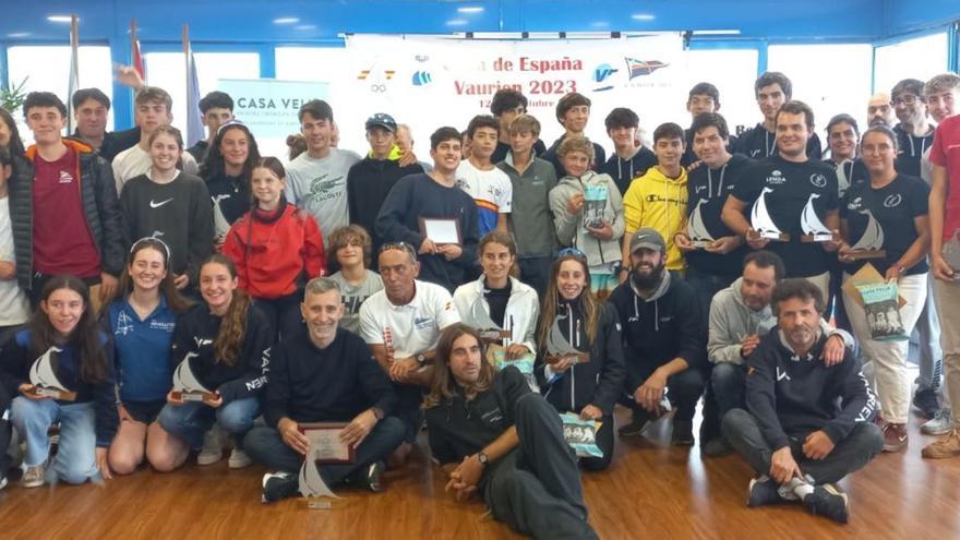 Foto de familia de buena parte de los participantes en la competición. // FDV