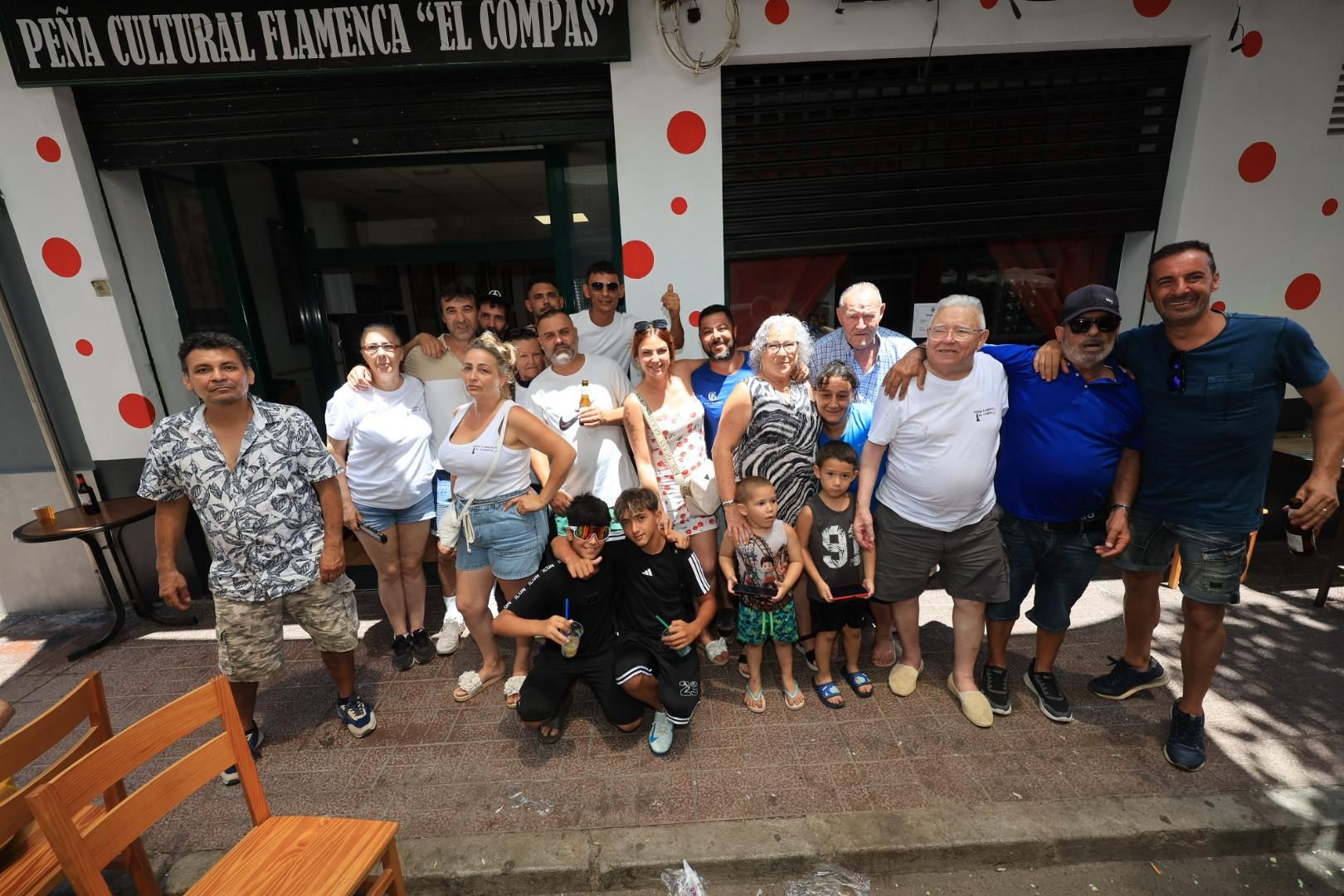 Las collas llenan de color las calles del Grau por Sant Pere