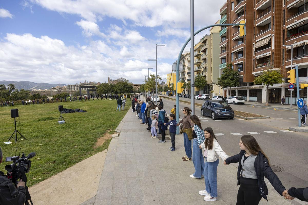 Más de 200 personas forman una cadena humana contra el macroproyecto de GESA al grito de “¡Parque sí, cemento no!” Más de 200 personas forman una cadena humana contra el macroproyecto de GESA al grito de “¡Parque sí, cemento no!”