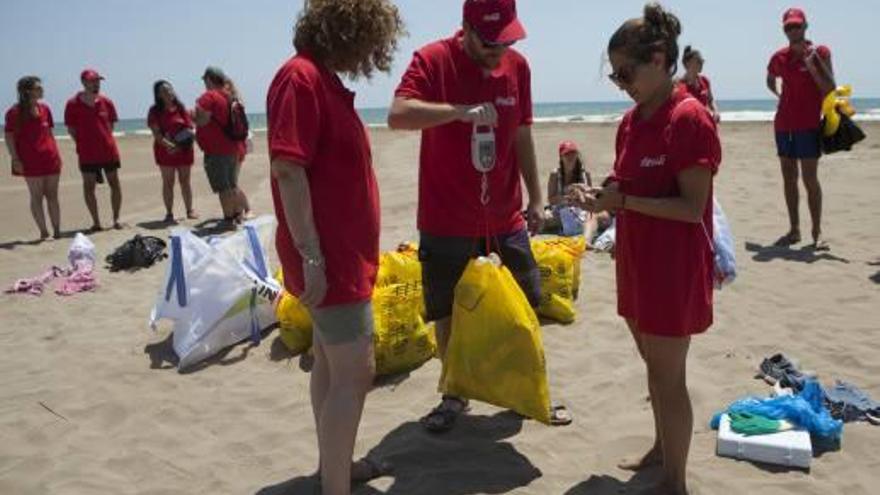 La limpieza de las playas es una de las patas del proyecto impulsado por Coca-Cola.