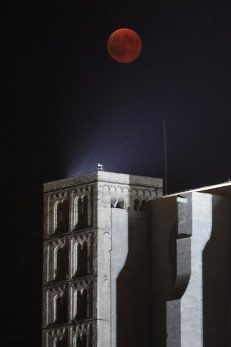 La lluna al costat de la Torre de Carlemany de la Catedral de Girona