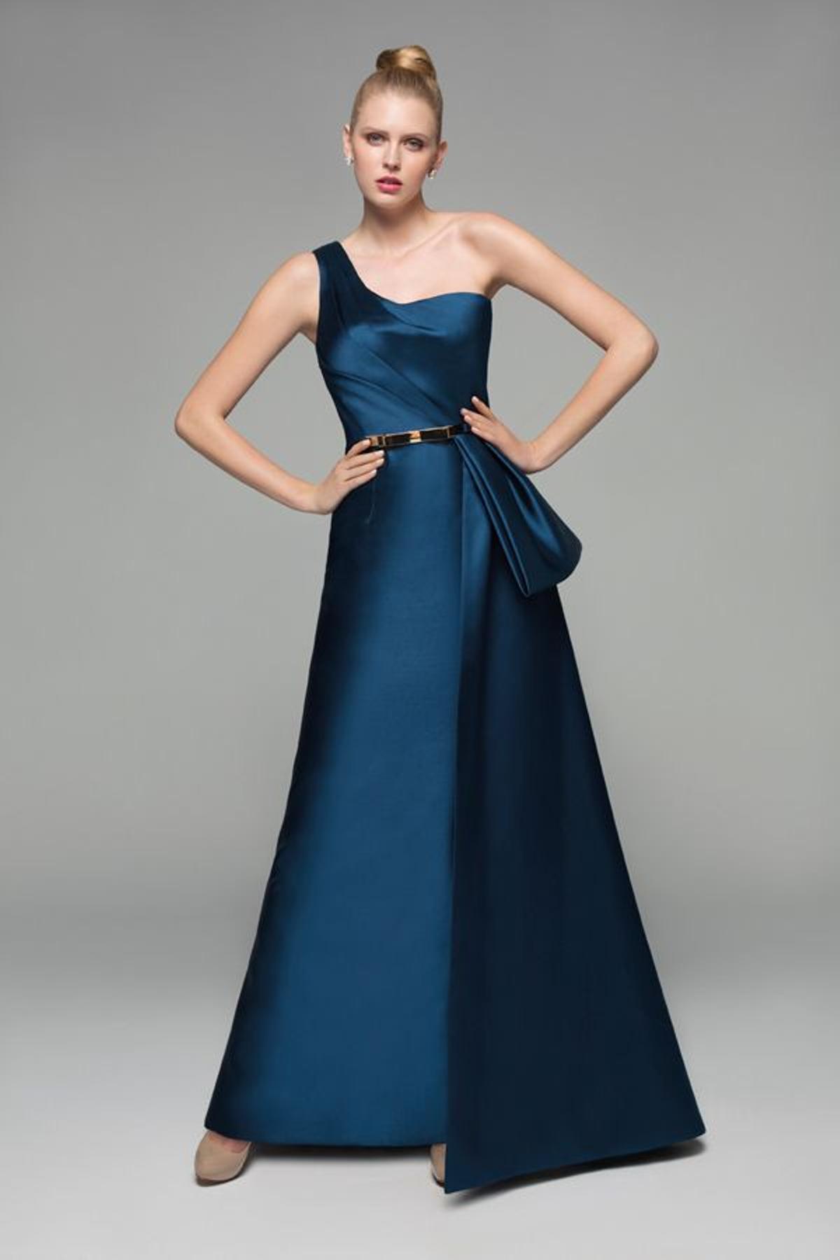 Vestidos de fiesta para bodas de noche: los modelos en azul oscuro nunca pasan de moda